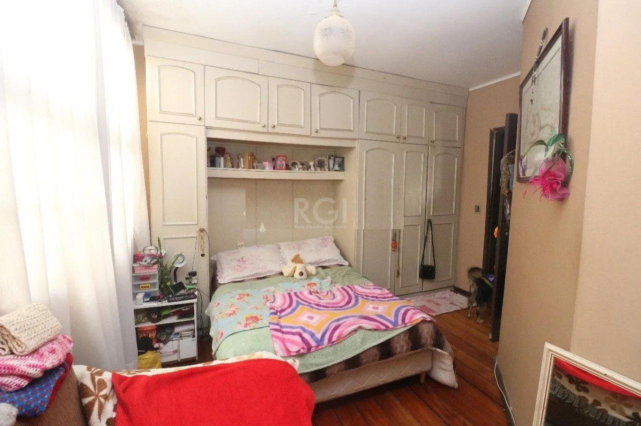 Imagem Casa para Venda - 250m², com 3 dormitórios, 1 suíte, sala ampla, copa cozinha, churrasqueira, lareira, banheiro social, dependência de empregada, 3 vagas - Medianeira