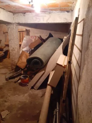 Imagem Casa térrea com 6 metros de frente por 30 metros da frente aos fundos, em lage e telhado, com piso ...