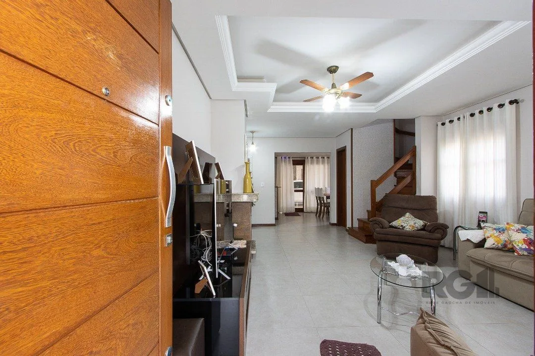 Imagem Casa para Venda com 3 dormitórios, sendo 1 suítes e 2 vagas no bairro Hípica