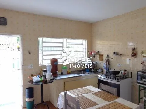 Imagem VENDA DE CHÁCARA NO COPACO, EM ARUJÁ/SP, A/T de 1.700m², A/C 150m², 3 dorm, sala com lareira, espaço c/ churrasqueira, pomar e 10 vagas. CONSULTE-NOS.