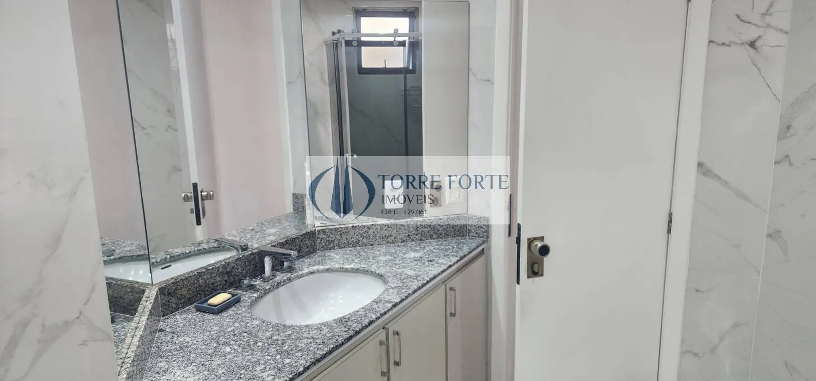 Imagem Lindo apartamento com 4 dormitórios, varanda e 3 vagas em Indianópolis
