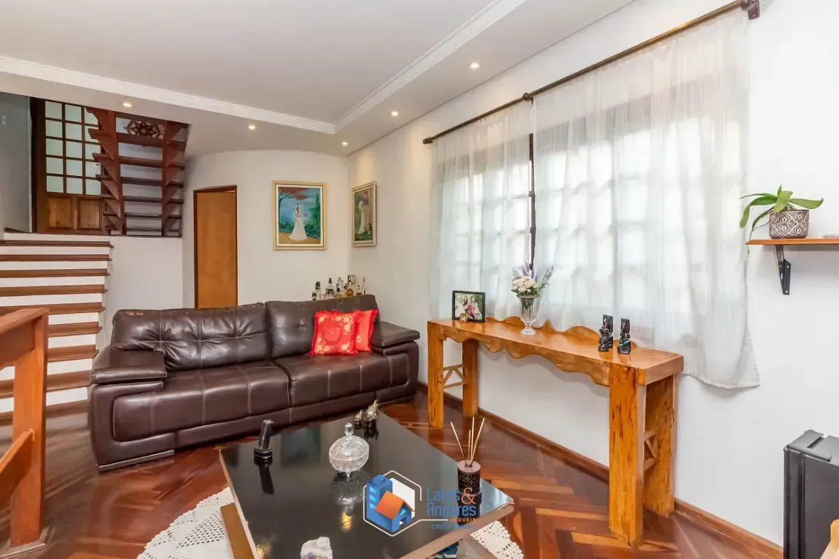 Imagem Sobrado para venda em Jardim Regina com 3 quartos, sendo 1 suíte, 224m²