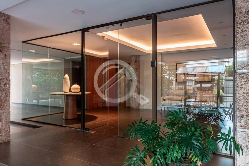 Imagem No primeiro pavimento, você é recebido por um elegante hall de entrada, que dá acesso às três s...