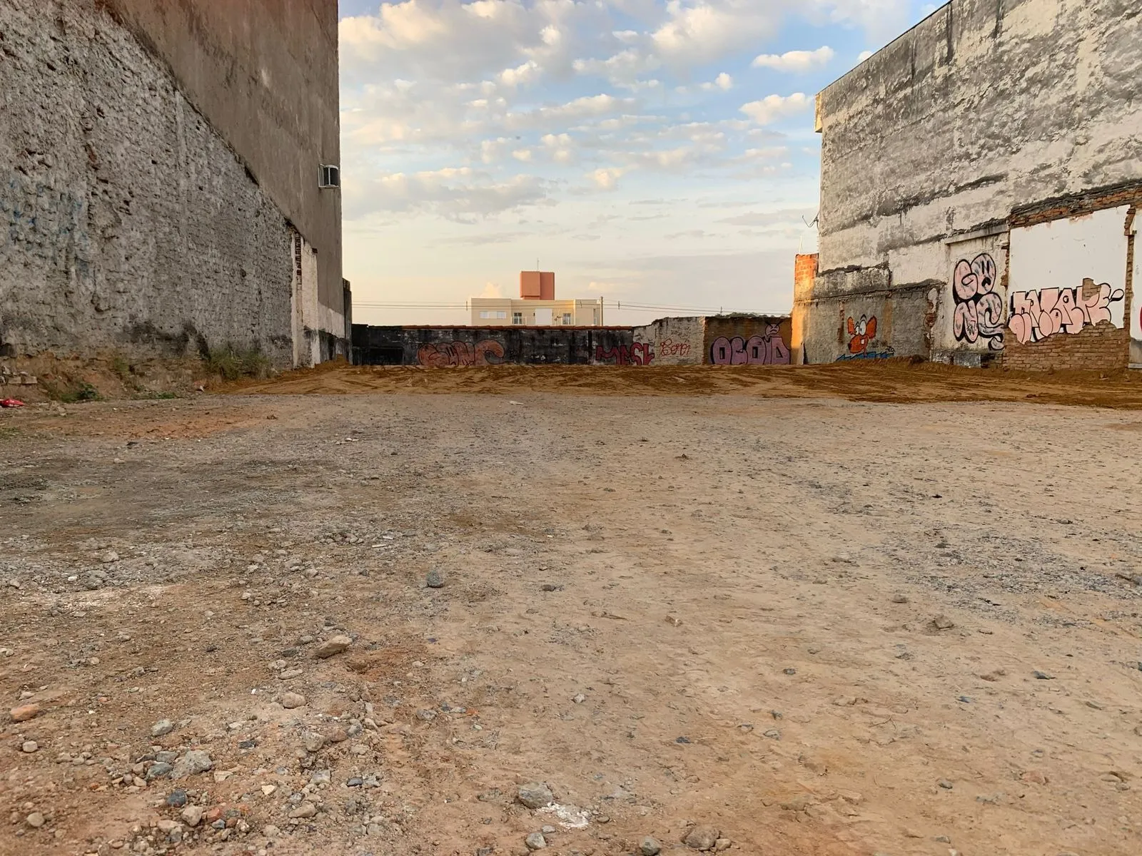 Imagem Terreno plano para fins comerciais
