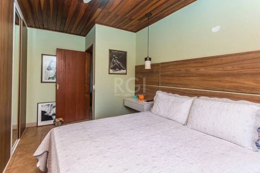 Imagem CASA DE 2 DORMITÓRIOS, PISCINA, CHURRASQUEIRA E 2 VAGAS DE GARAGEM NO BAIRRO HÍPICA