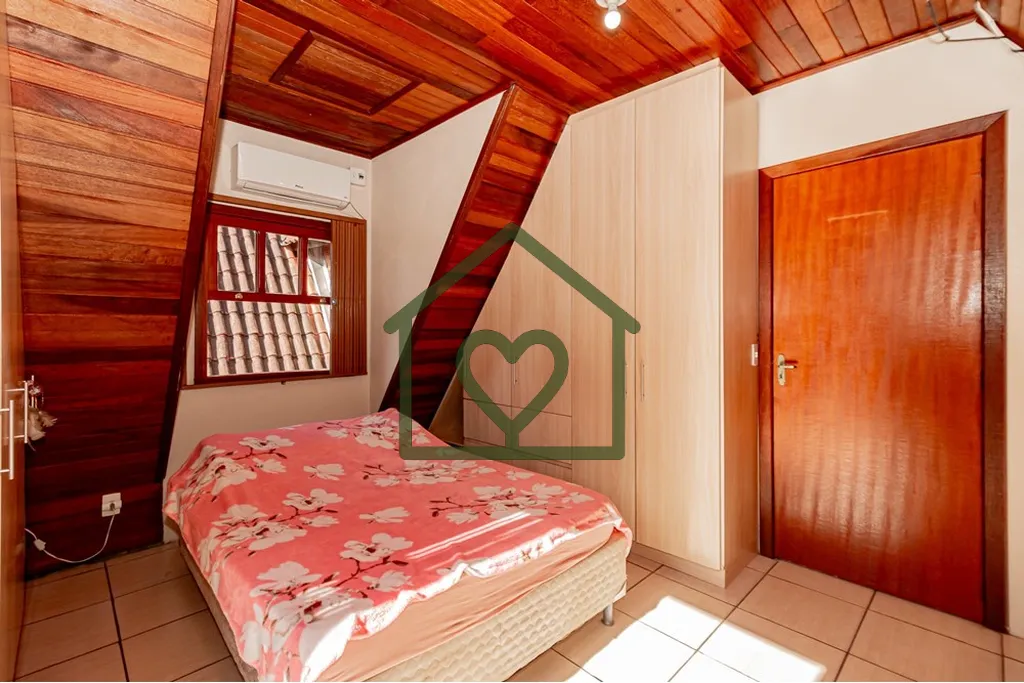 Imagem Charmosa casa em estilo cabana rústica, com 3 dormitórios e 2 banheiros, ideal para quem busca con...