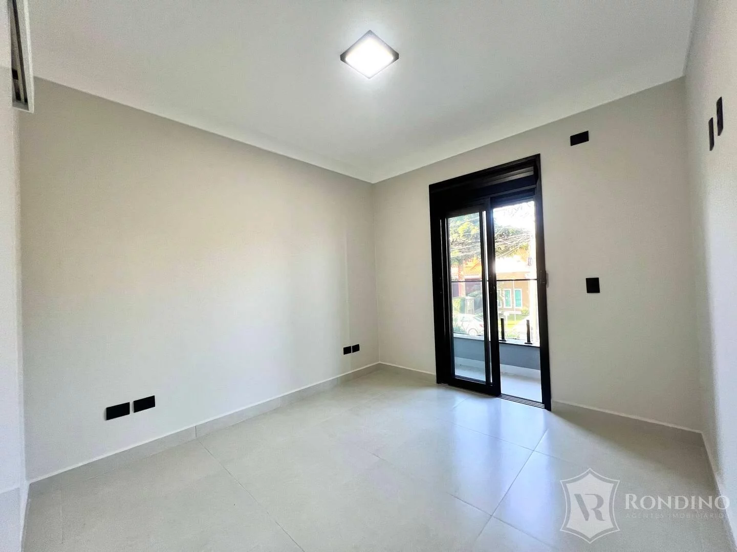 Imagem Casa Assobradada com Piscina escritório e quintal.