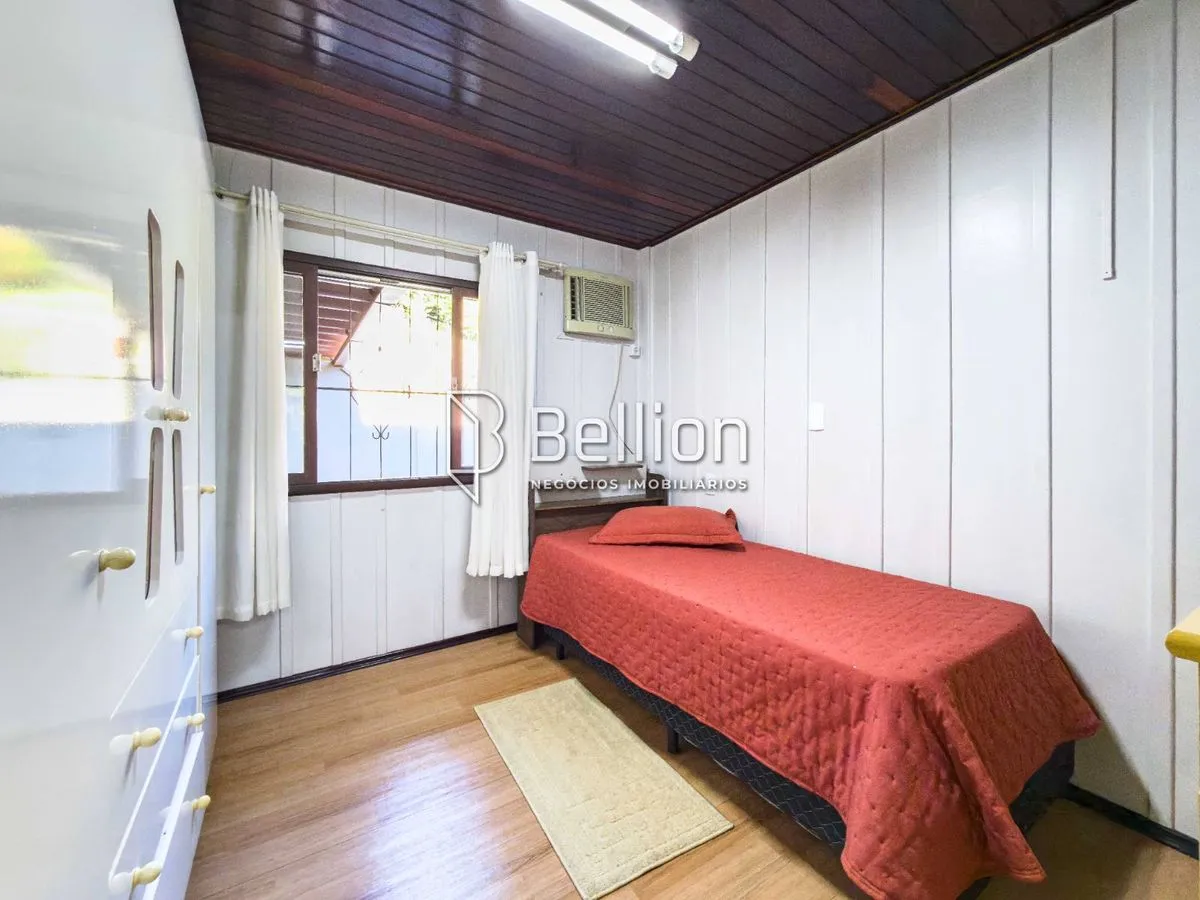 Imagem Com duas casas e 2.500m de terreno, medindo 50x50m, essa propriedade é a escolha certa para quem valoriza espaço e quer um imóvel que proporcione várias possibilidades.