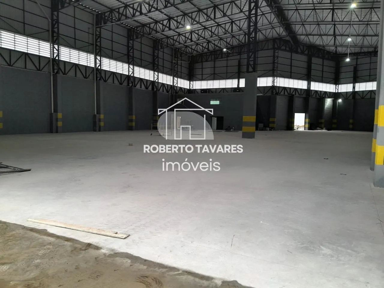 Imagem Galpão para Locação - 4 Docas - 1 Rampa - 15 Vagas de garagens - Junto a Rod. Régis Bittencourt (BR116).
