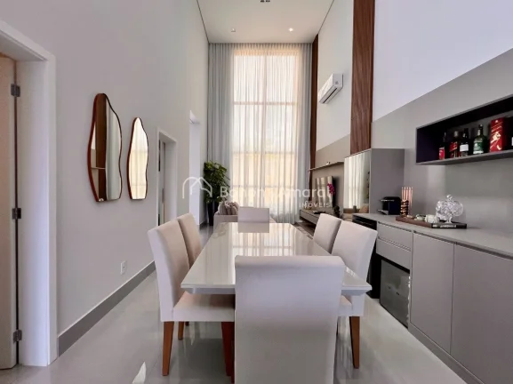 Imagem Casa de condominio a venda em Valinho!!

Residência térrea de alto padrão ? porteira fechada

Um ...