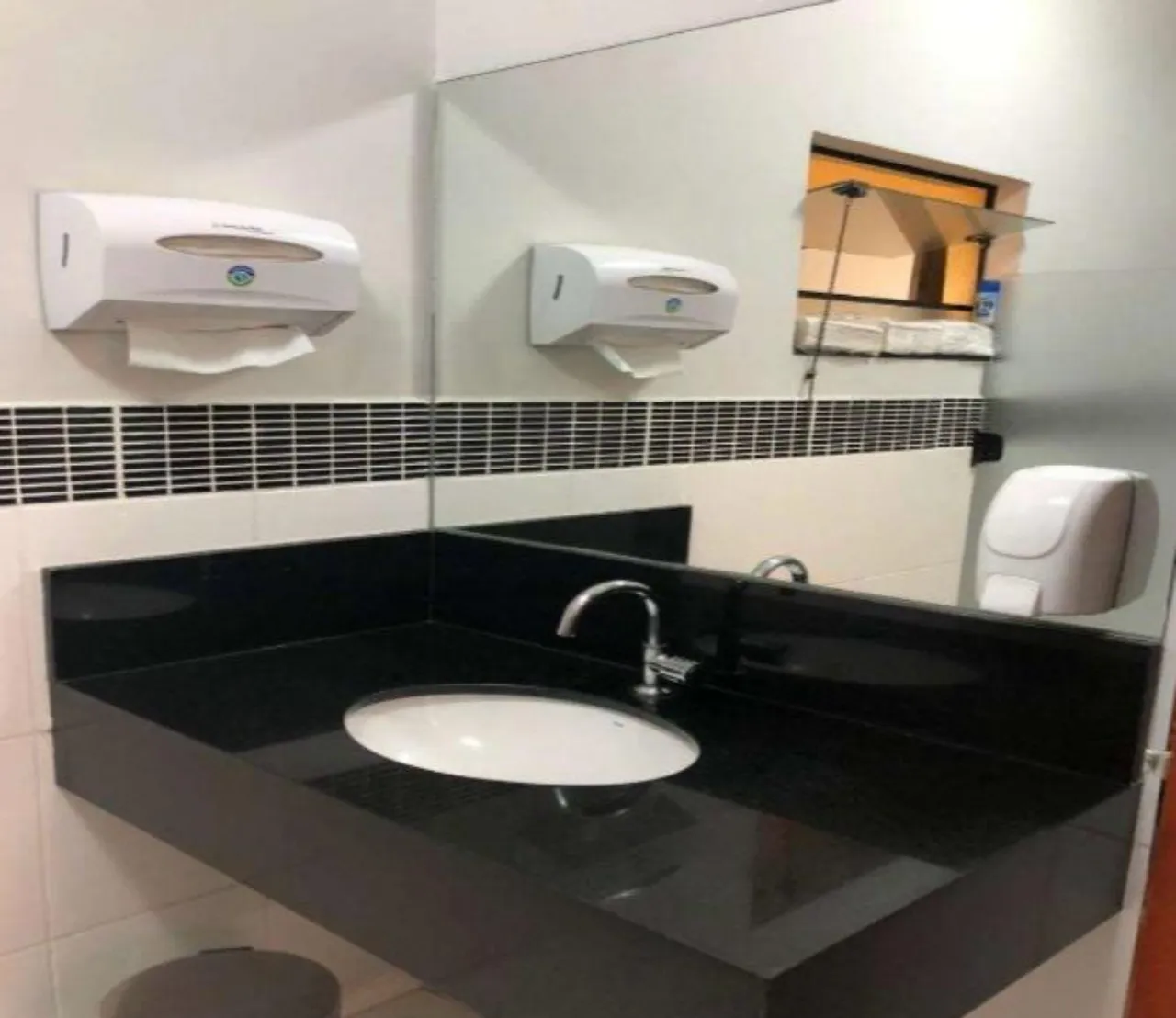 Imagem Salão Comercial para Locação em Sorocaba-SP, Jardim Portobello: 3 Salas, 5 Banheiros, 3 Vagas e 300m² de Área.
