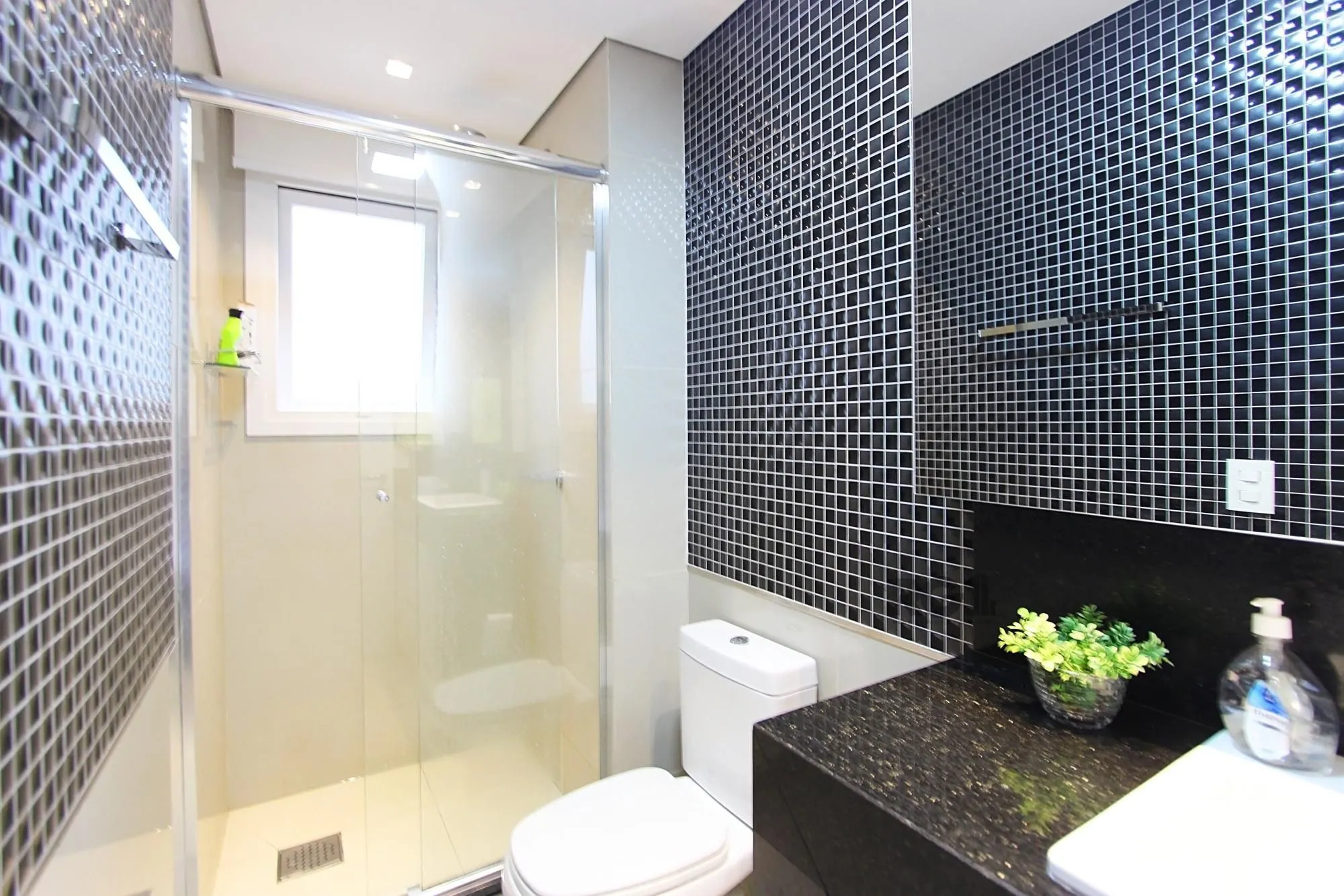 Imagem apartamento de 3 dormitórios, com 3 suítes no bairro Menino Deus