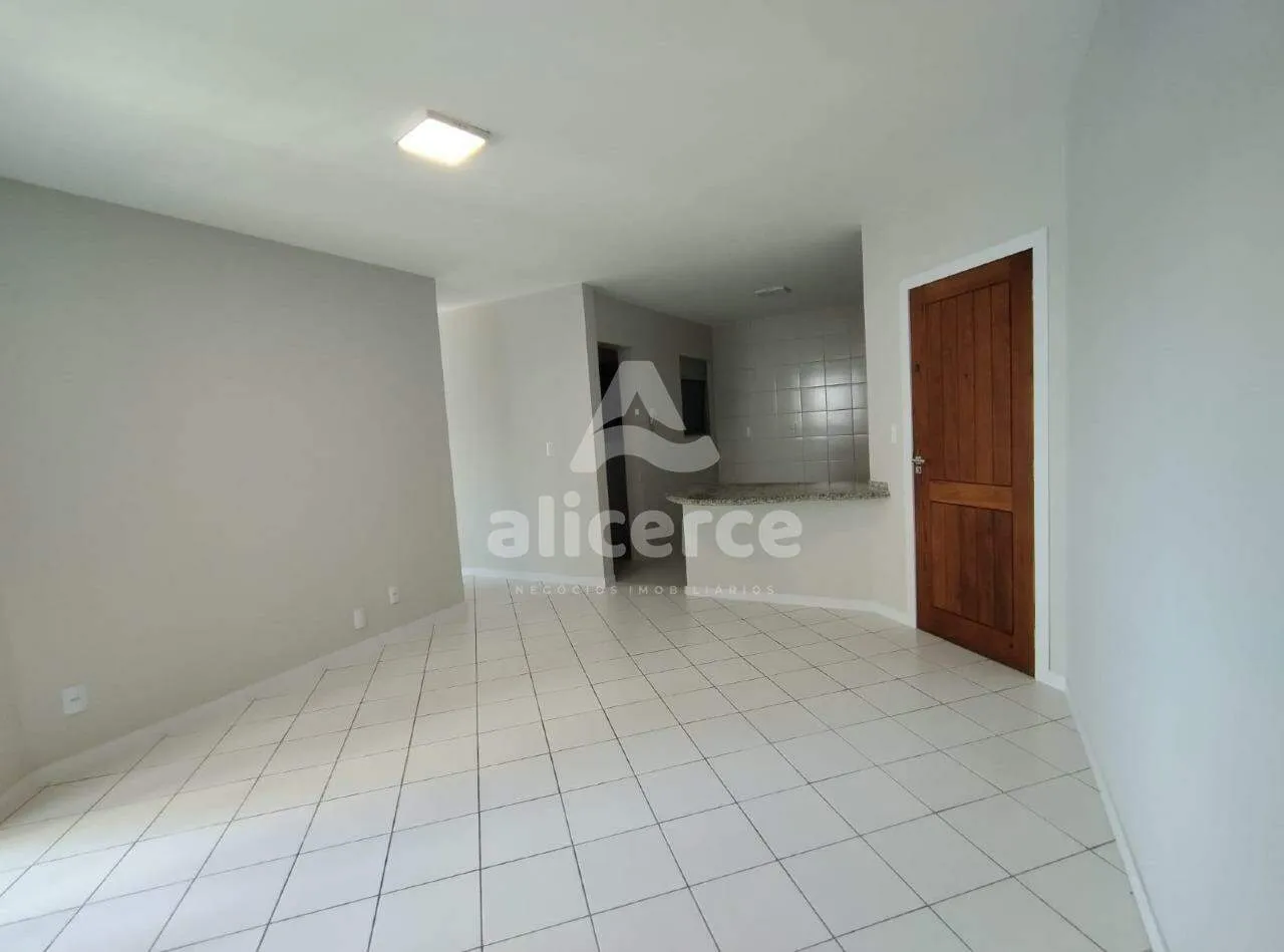 Imagem Apartamento recém reformado, 3 dorm. com suíte, sol da manhã e vista livre em Barreiros - São José - SC