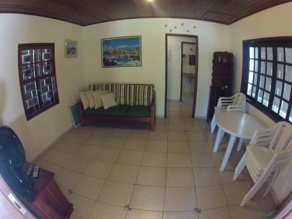 Imagem Casa a 50 metros do mar com um belo jardim