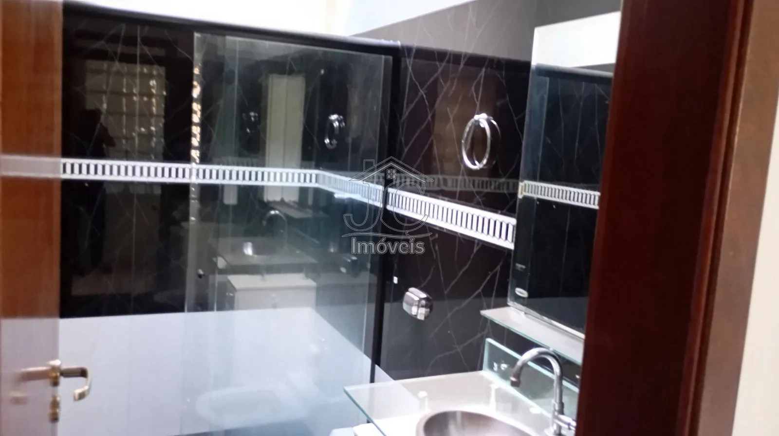 Imagem Casa com 3 quartos com barracão comercial no piso inferior à venda em Valinhos.