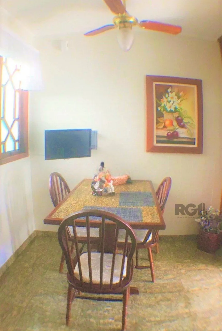 Imagem Casa com 3 dormitórios, localizada no bairro Jardim Itu em Porto Alegre/RS.
