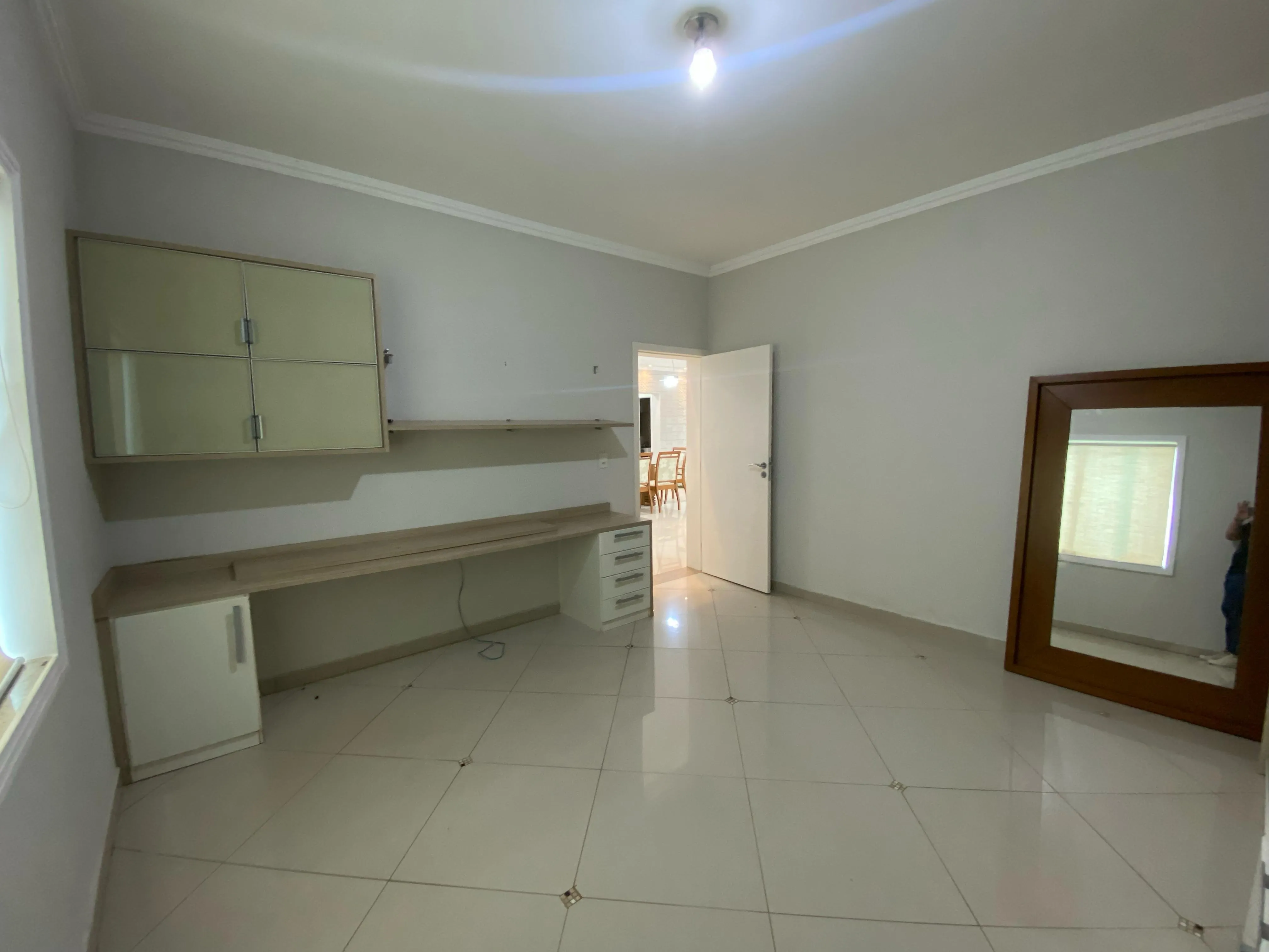 Imagem Exclusivo sobrado de alto padrão no Residencial Saint Charbel à 15min. do Parque Campolim e Shopping Iguatemi
