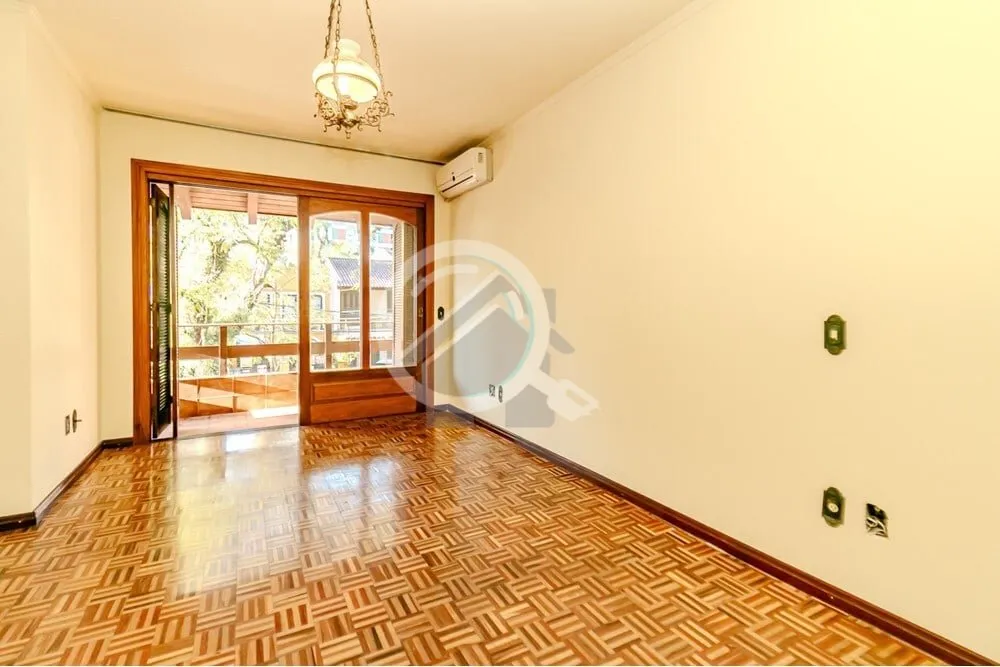 Imagem Casa com 243m2, desocupada, no bairro Menino Deus, 3 dormitórios (3 suítes), sacada, living, cozin...
