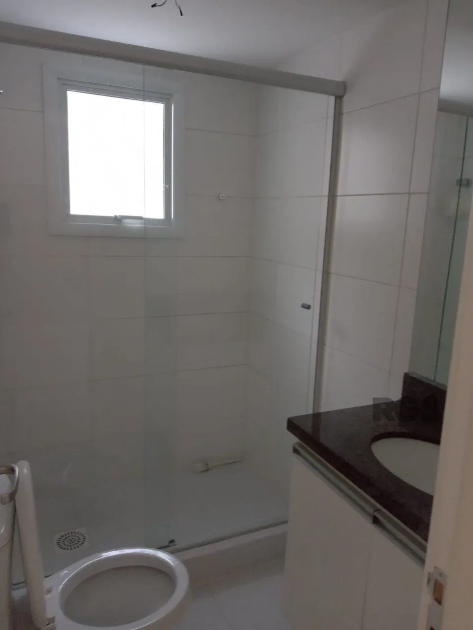 Imagem Apartamento com TERRAÇO, localizado num dos mais sofisticados bairros de Porto Alegre, bairro Rio Branco. Apartamento totalmente mobiliado.