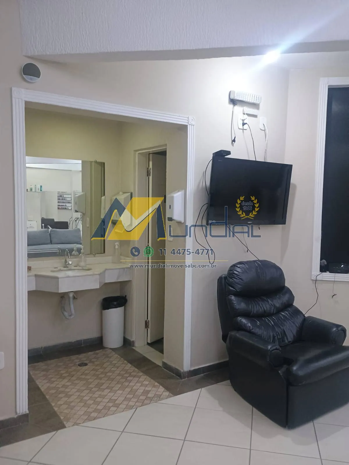 Imagem Salão Comercial 242 m² com 8 Vagas no Bangu, Santo André.
