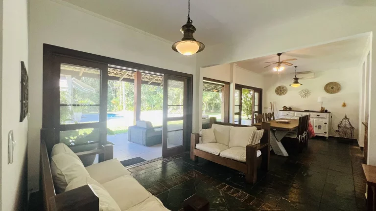 Imagem ...quot;Riviera Módulo 30: Casa à Venda com Dois Lotes e Área Verde Privilegiada...quot;