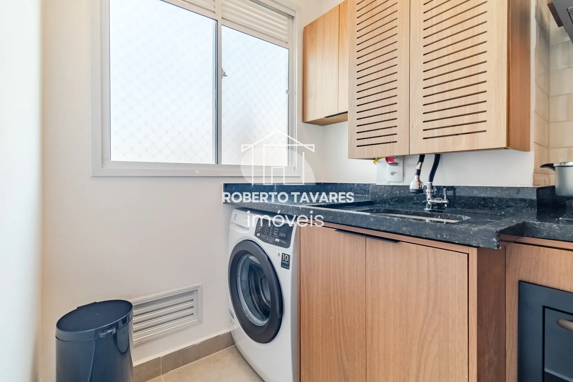 Imagem Apartamento totalmente mobiliado - O imóvel conta com 2 quartos, sendo 1 suíte, além de uma vaga de garagem.