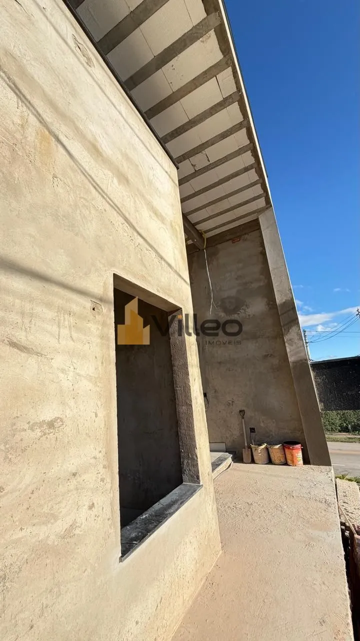 Imagem Apresentamos esta belíssima casa térrea com arquitetura moderna e pé-direito alto de 6 metros, qu...