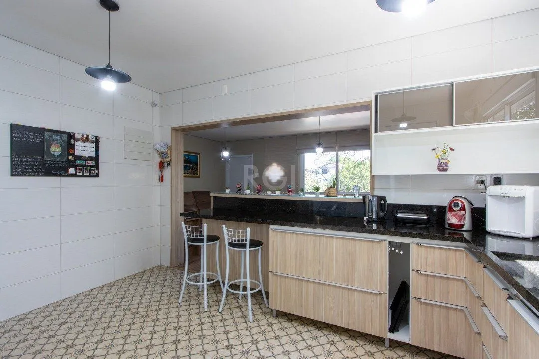 Imagem Sobrado à venda no Bairro Medianeira, reformado, 3 quartos, lareira, churrasqueira, 3 vagas