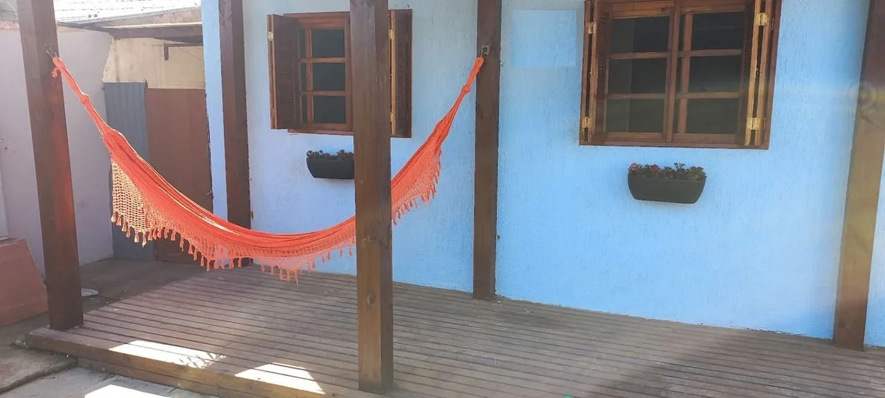 Imagem Casa térrea de 2 dormitórios, living, cozinha, churrasqueira, área de serviço, banheiro social, vaga para 2 automóveis.