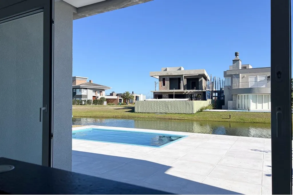 Imagem Casa de condomínio à venda em Xangri-Lá, Centro, com 4 quartos, 204m2