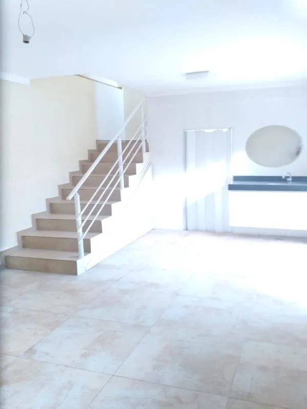 Imagem Imperdível: Casa à venda em Jardim das Laranjeiras, São Paulo-SP! 3 quartos, 2 suítes, 2 banheiros, 4 vagas de garagem, 250m².