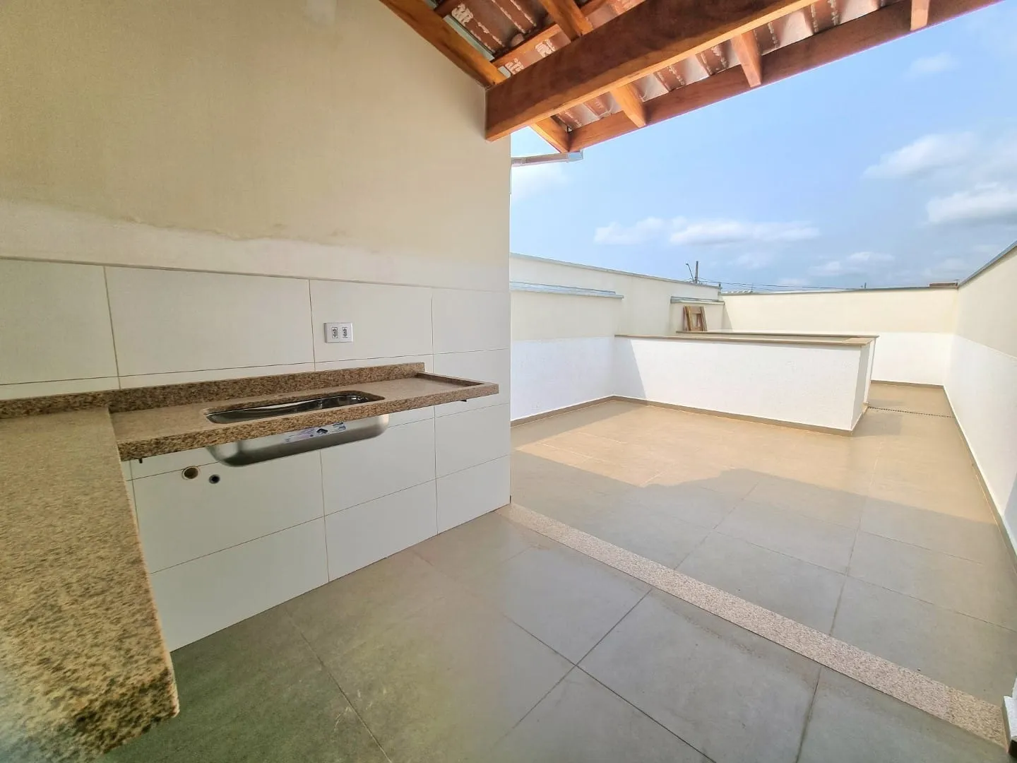 Imagem Casa Térrea com 2 Dormitórios, Terraço Gourmet Privativo, Localização Central e Acabamento Sofisticado
