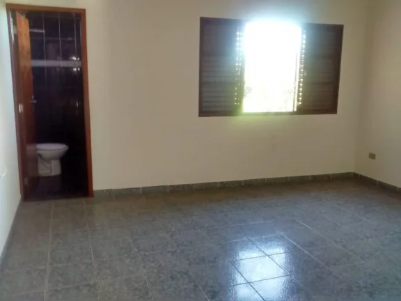 Imagem A casa tem uma garagem para dois carros, sendo um portão automático e o outro comum. Tem sala, coz...