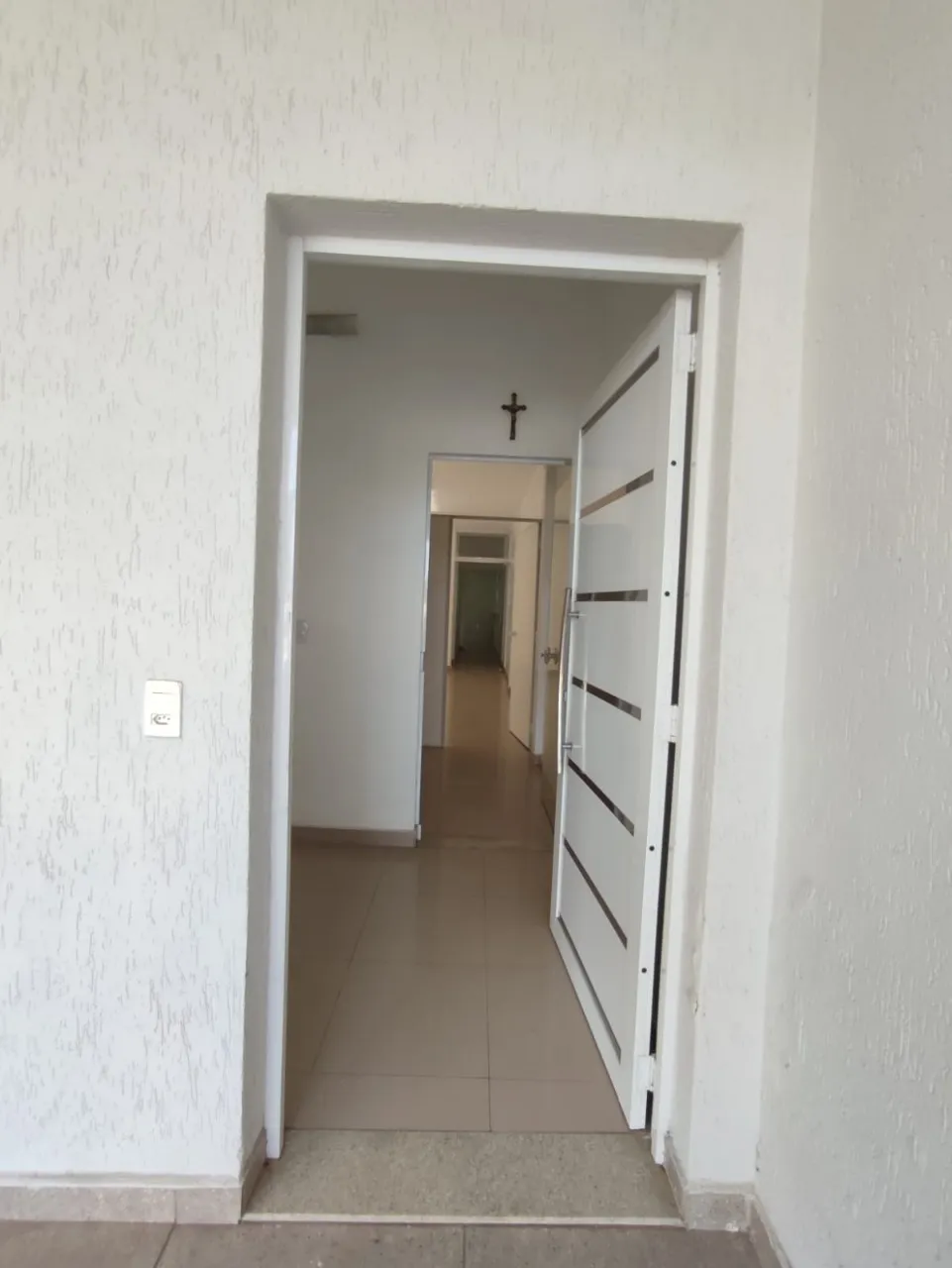 Imagem Imperdível Casa Comercial à Venda em Sorocaba-SP, Bairro Wanel Ville: 2 Quartos, 1 Suíte, 1 Sala, 3 Banheiros, 1 Vaga de Garagem e 380m² de Área.