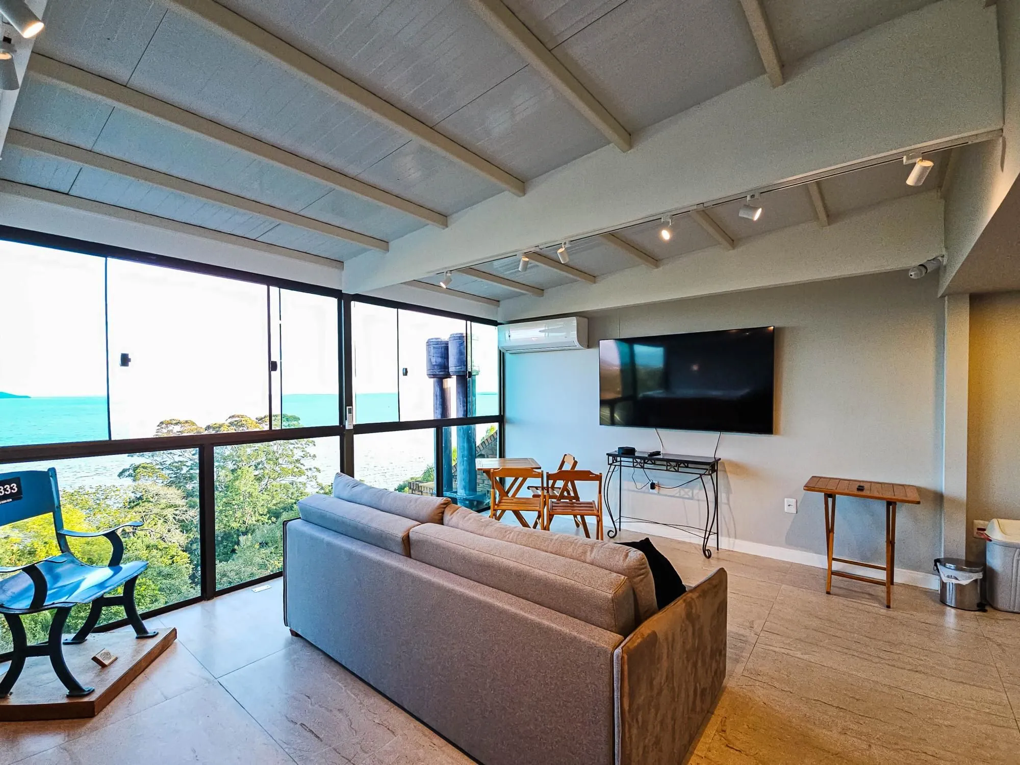 Imagem Casa na Vila Conceição, 3 dormitórios, 1 suíte, churrasqueira, lareira, 4 vagas, piscina aquecida e vista perene para o Rio.