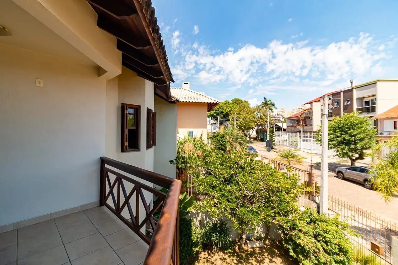 Imagem Casa com 4 dormitórios e 2 pavimentos em ótimo estado de conservação .