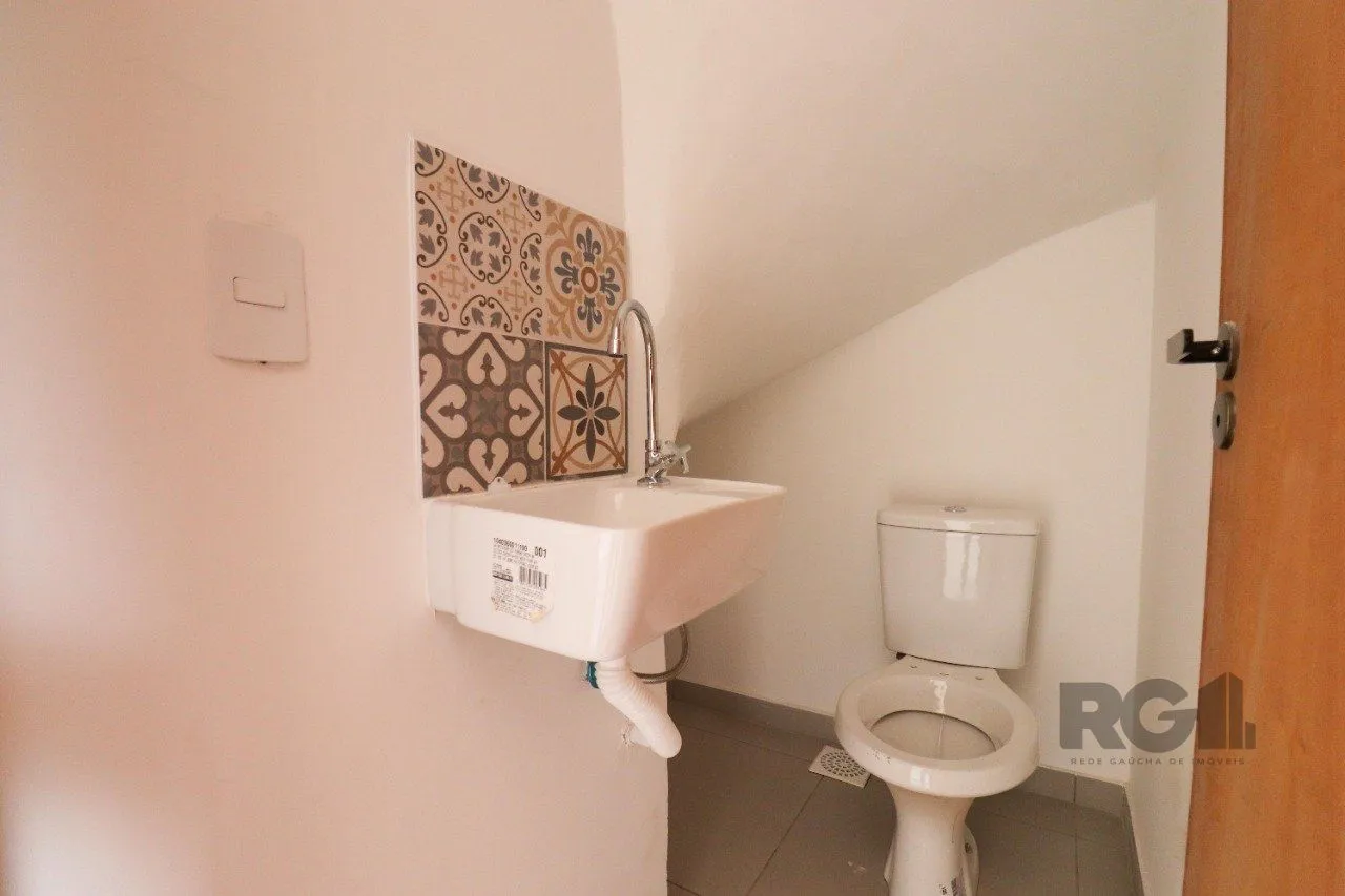 Imagem CASA ESTILO SOBRADO COM 2 QUARTOS E PÁTIO, À VENDA NO BAIRRO VILA NOVA, EM PORTO ALEGRE/RS