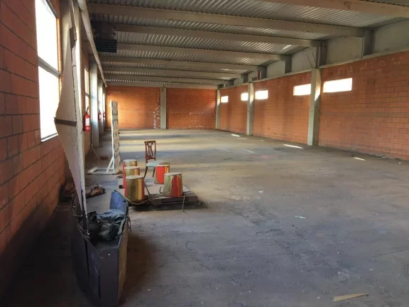 Imagem Barracão no centro com 412m², com estrutura para lojas, academia, deposito, etc. Estacionamento co...