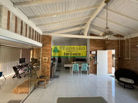 Imagem Maravilhosa Casa à Venda na Martim de Sá - 4 Quartos, 2 Suítes, 3 Salas, 2 Banheiros, 12 Vagas de Garagem, 230 m²!