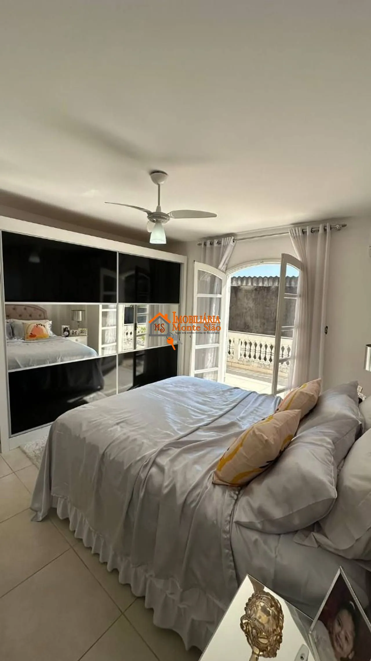 Imagem Sobrado à Venda no Jardim Vila Galvão com 3 Quartos, Piscina e 3 Vagas