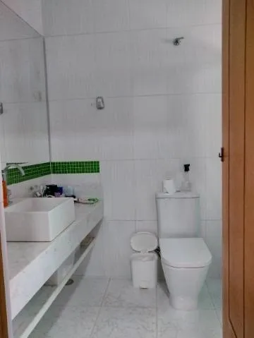Imagem VENDA DE SOBRADO NO JARDIM VIA DUTRA, EM ARUJÁ/SP, 58m² com 3 quartos, suíte, cozinha com armários, varanda com churrasqueira e 02 vagas. CONSULTE-NOS