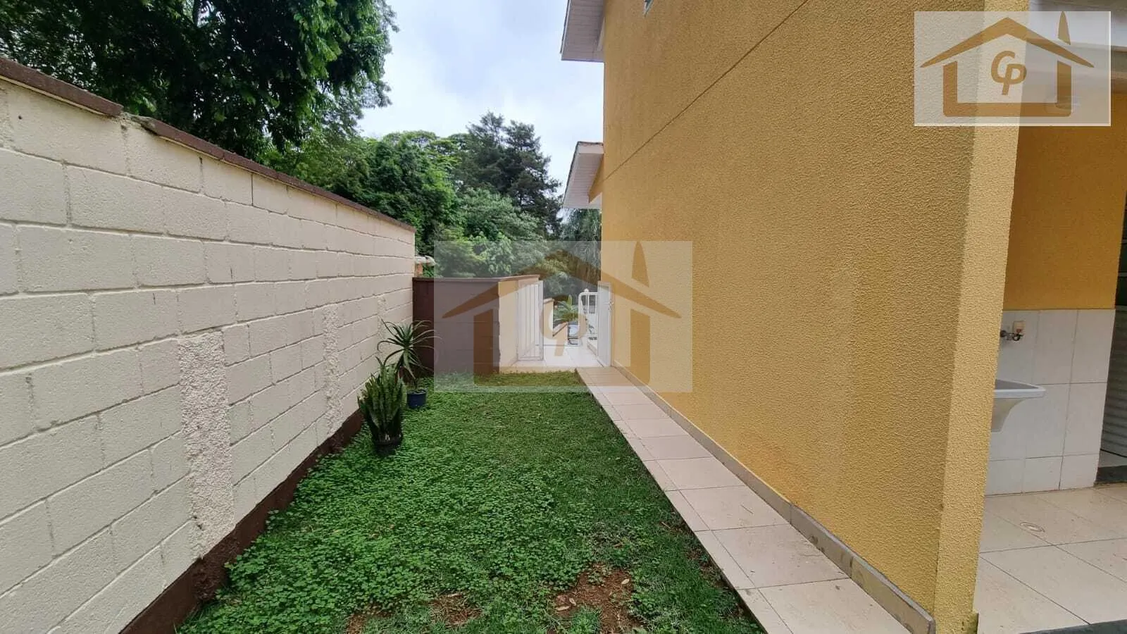 Imagem Casa com corredor lateral, 3 quartos sendo um suíte, 2 vagas
