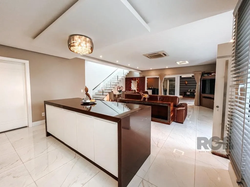 Imagem Excelente residência com aproximadamente 242m² privativos,