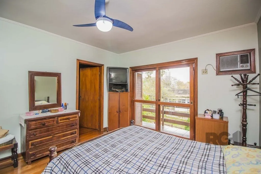 Imagem Casa de 329m² - 4 dormitórios, 1 suíte, 6 vagas no bairro Vila Jardim