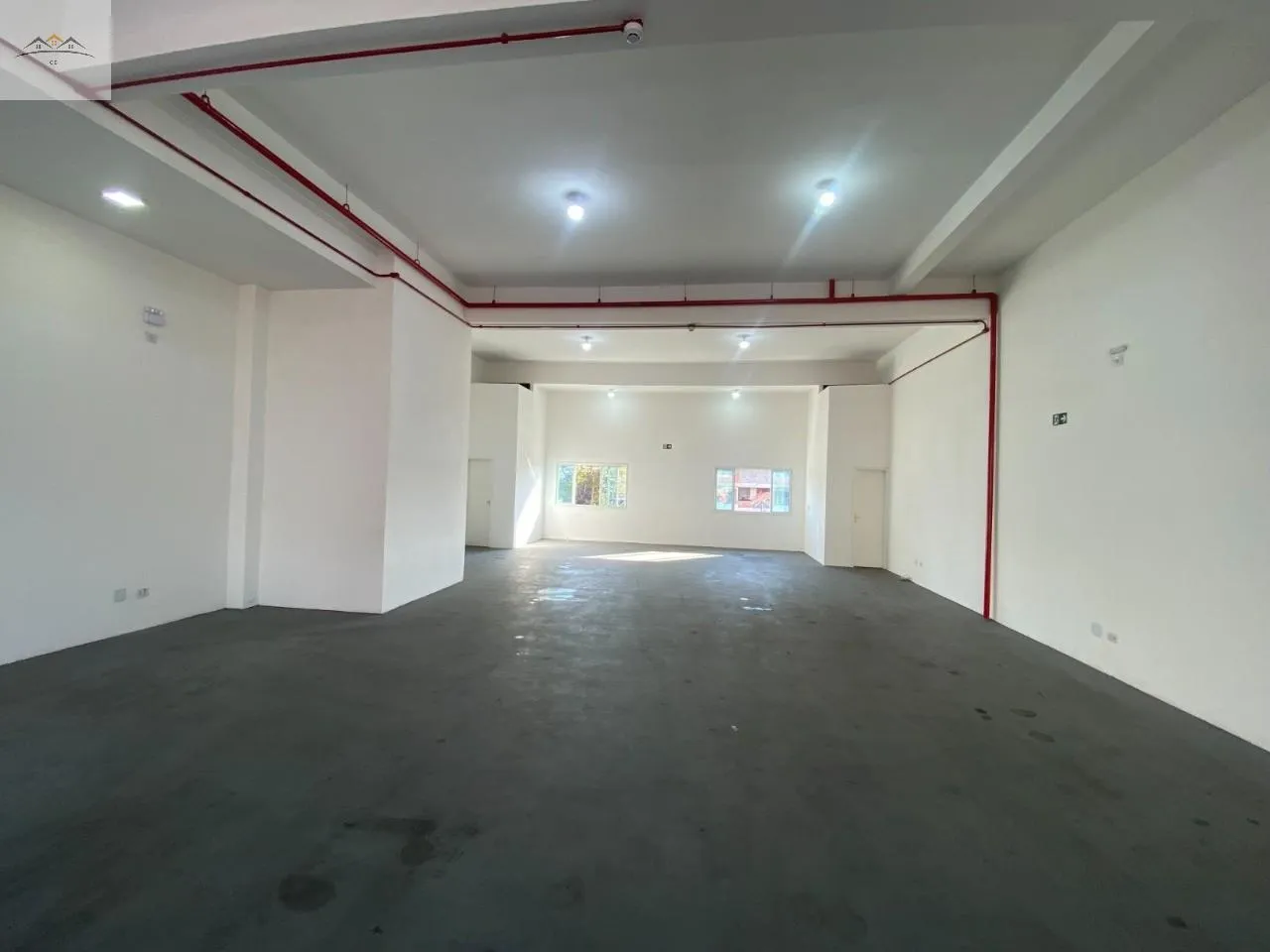 Imagem Salão comercial para locação em Osasco na Av. Santo Antônio 220m² pé direito 5,80m