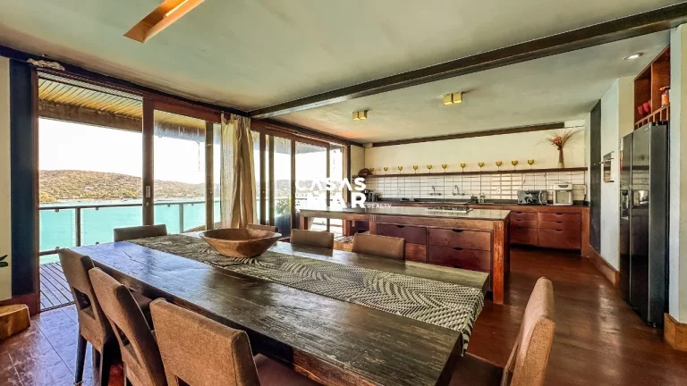 Imagem Casa Frente Mar de Luxo em Búzios-RJ: 5 Suítes, 3 Salas, 8 Banheiros, 3 Vagas, 400m².