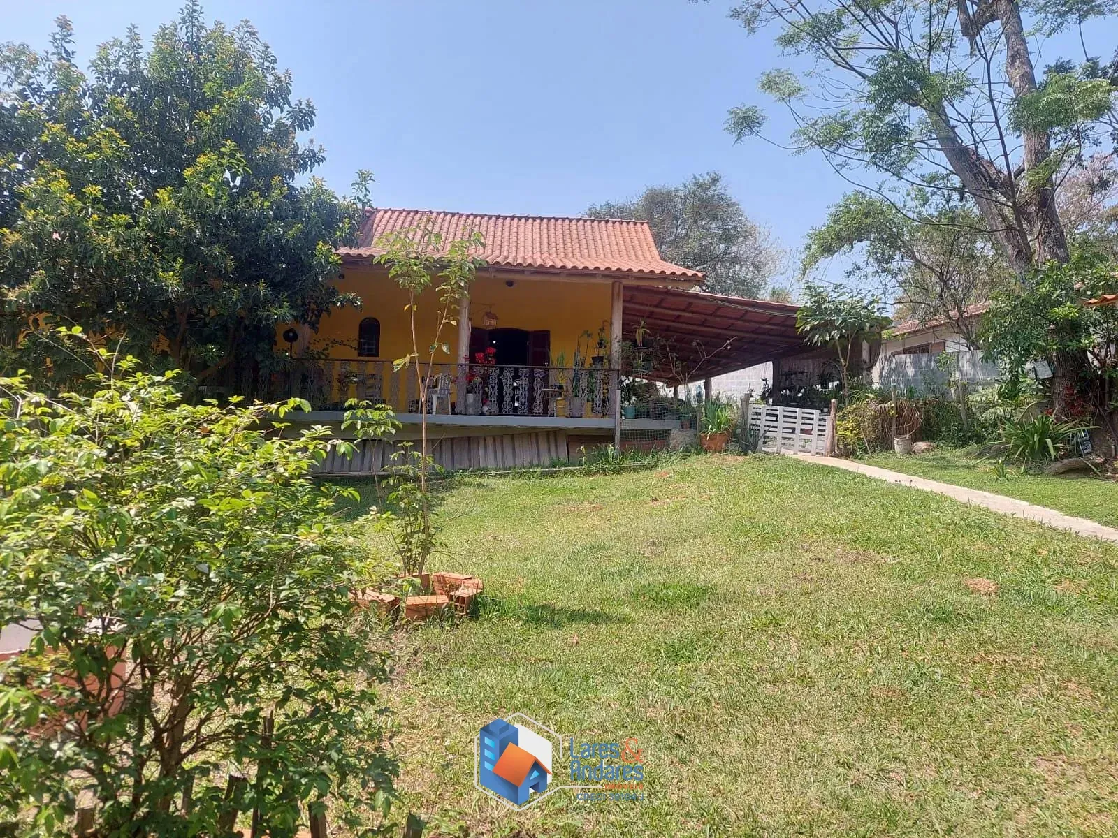 Foto do imóvel CASA RÚSTICA EM CONDOMÍNIO, 243 M² DE ÁREA ÚTIL, ÁREA TOTAL DE 1.801 M², 2 SUÍTES, 3 SALAS, 3 VAGAS E PORTARIA 24 HORAS - COTIA - SP em Rua Biritiba Mirim