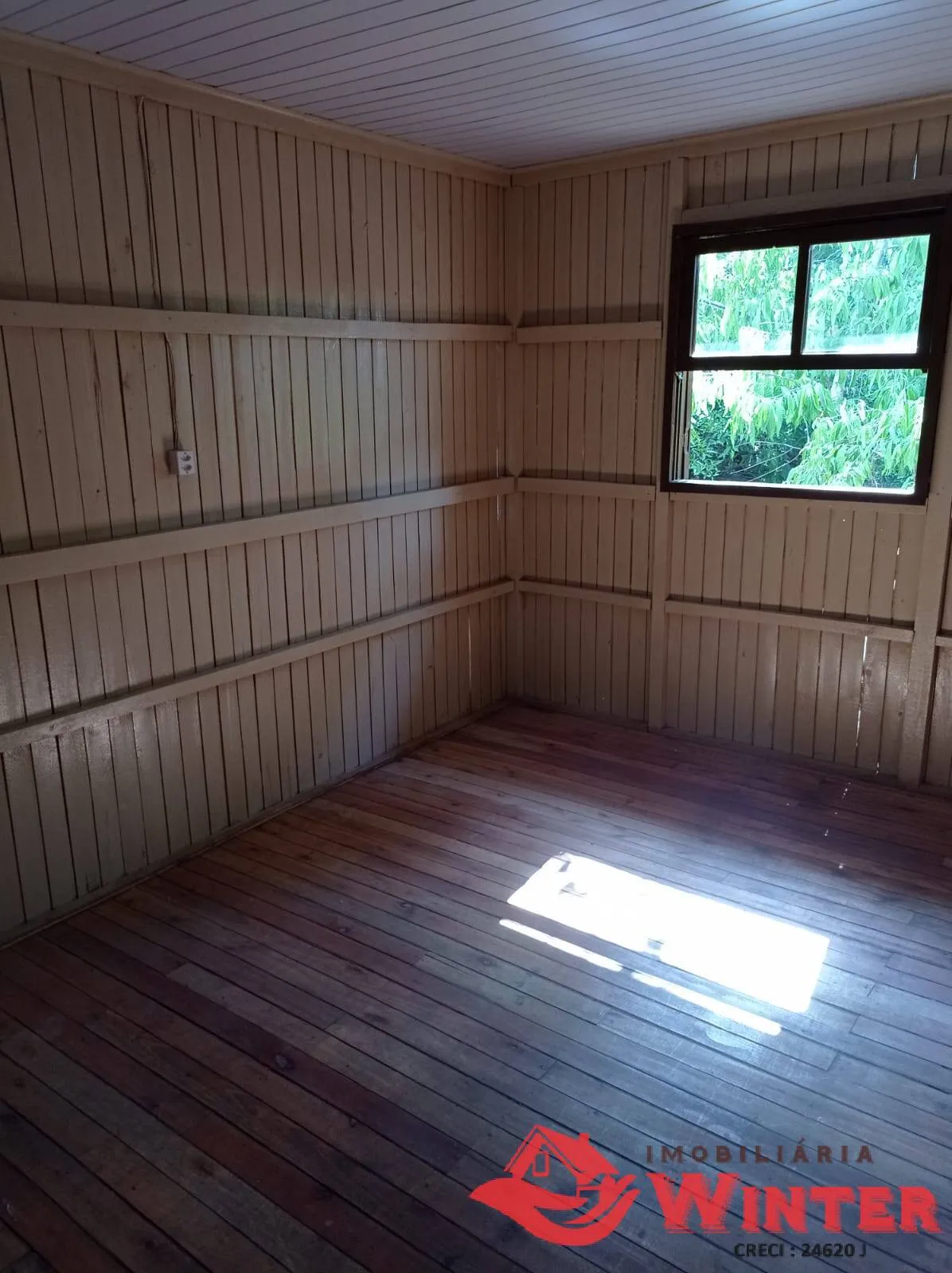 Imagem Casa de madeira de 3 quartos em Vale Real.