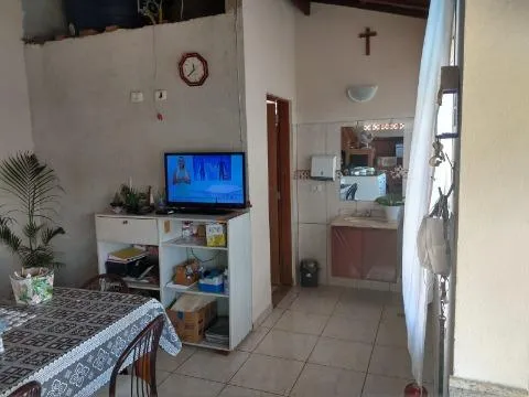 Imagem VENDA DE SOBRADO NO JORDANÓPOLIS, EM ARUJÁ/SP, 80m² c/ 2 quartos, sala de estar, churrasqueira, quintal com vista linda, jardim e 5 vagas CONSULTE-NOS