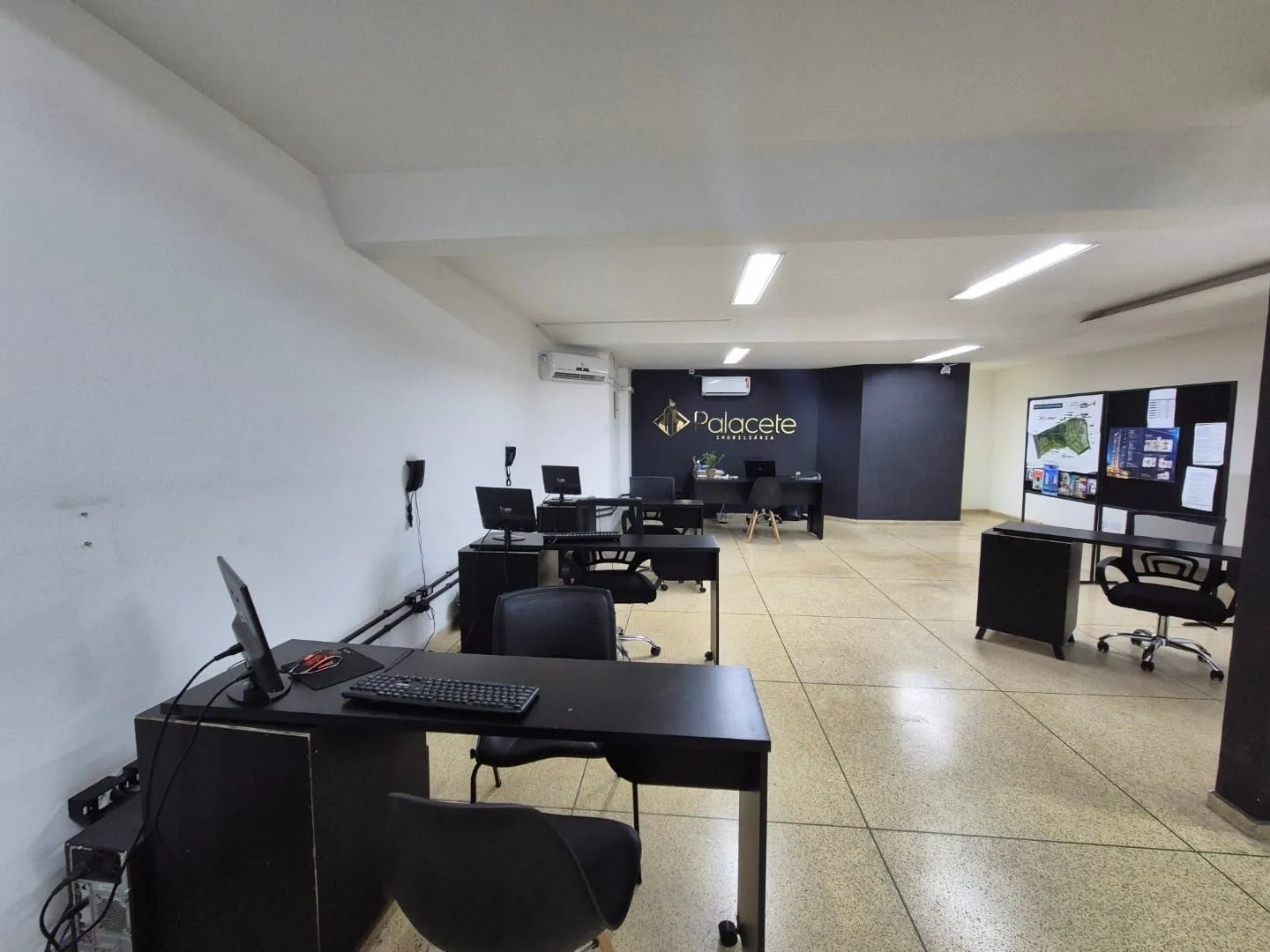 Imagem Amplo e Funcional Ponto Comercial no Térreo do Edifício Vieira Santos no Centro, Próximo a Tudo o Que Você Precisa